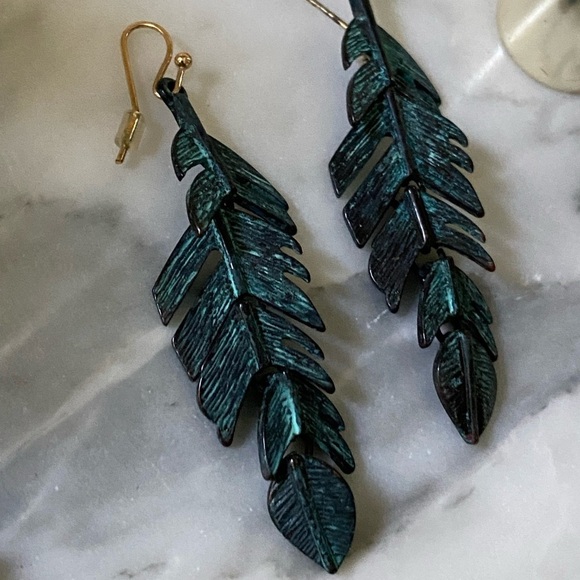 Jewelry - 𝅺aged brass feather leaf statement earrings